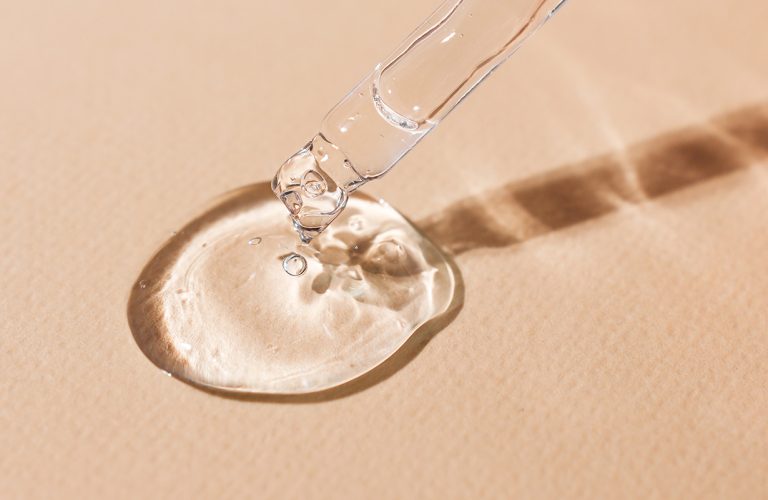 Découvrez les différentes densités d’acide hyaluronique et leurs usages. Le Dr Zanzi, expert à Lausanne, partage ses conseils pour un résultat naturel.