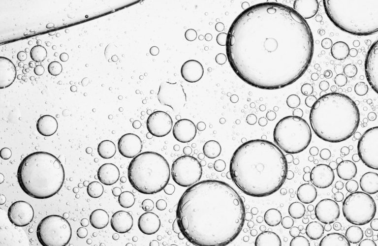 Les exosomes végétaux utilisés à la Zanzi Clinic sont intégrés à des protocoles de médecine esthétique régénérative visant à améliorer la qualité de la peau et certains traitements capillaires.