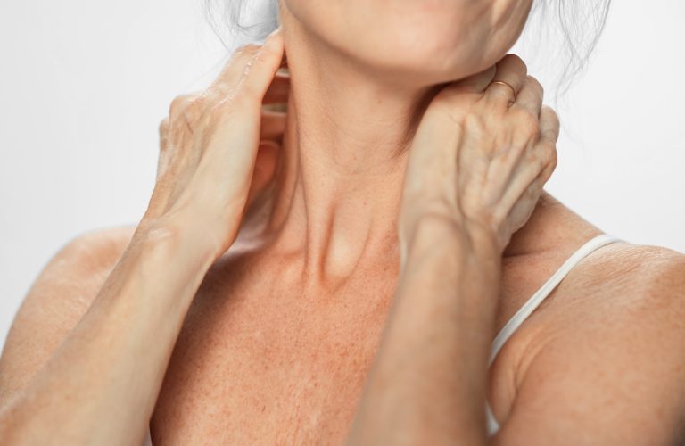 Retendre la peau du cou