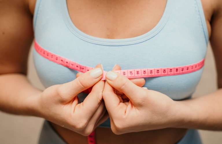 Augmentation mammaire à Lausanne: le Dr Michele Zanzi vous guide dans le choix de vos implants mammaires pour un résultat naturel.